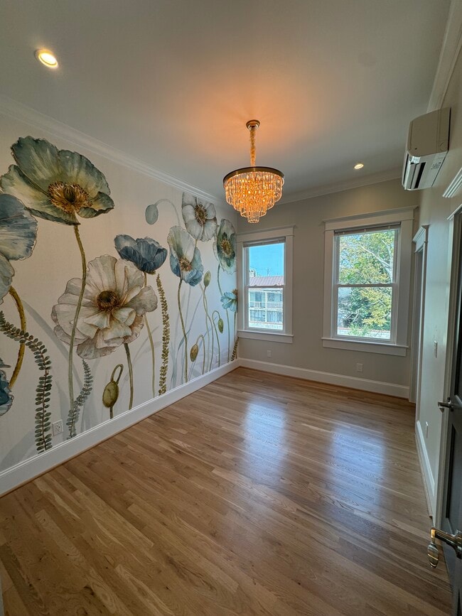 Building Photo - 688 King St