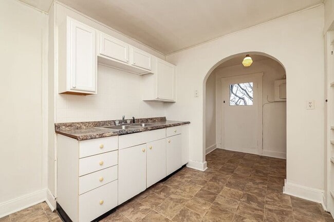 Building Photo - 1530 1/2 W High Street