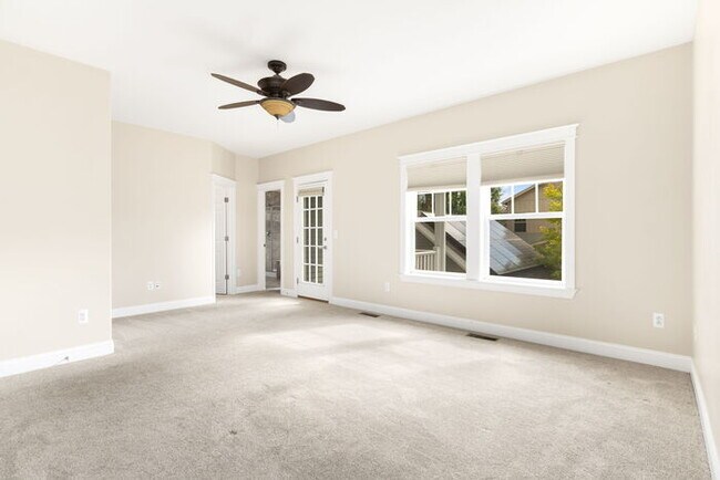 Building Photo - Spacious, modern 5 bed 4 bath home