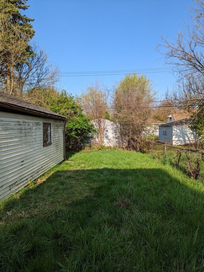 Building Photo - 7501 Lamphere- 3 Bed & 1 Bath FOR RENT