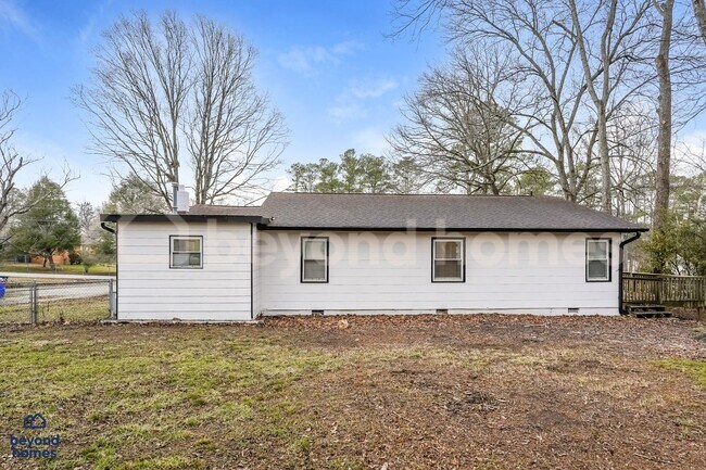 Building Photo - Recently Updated Home with Fenced Yard + Bonus Room!
