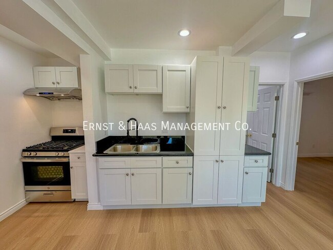 Building Photo - Lovely 2 Bedroom Apartment in Central Long...