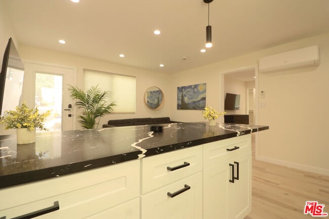 Building Photo - 9024 Phyllis Ave