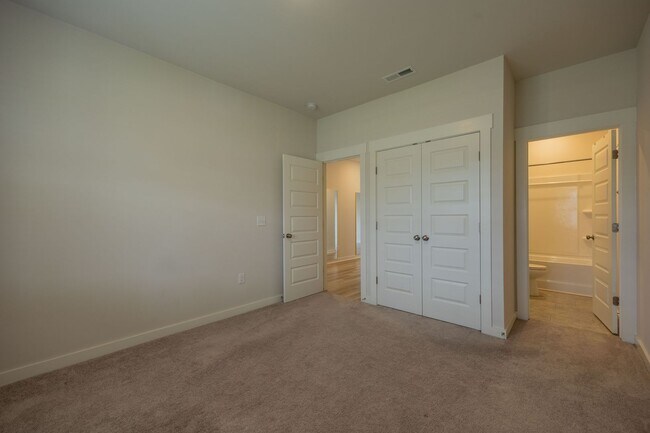 Building Photo - 1071 Ross Farms Blvd