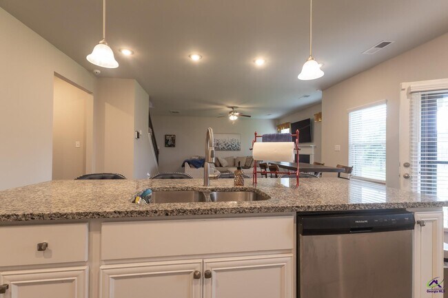 Building Photo - 202 Warhawk Dr