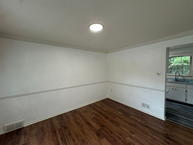 Building Photo - Available NOW! 4 Bed 2 Full Bath House