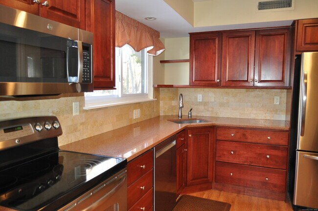 Building Photo - 8 Willow Ln