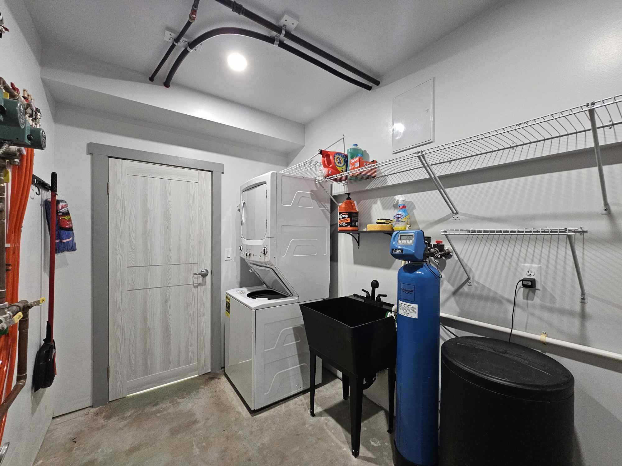 Laundry utility - 3134 Hermina St