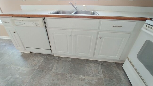 Building Photo - Freshly Painted Townhome