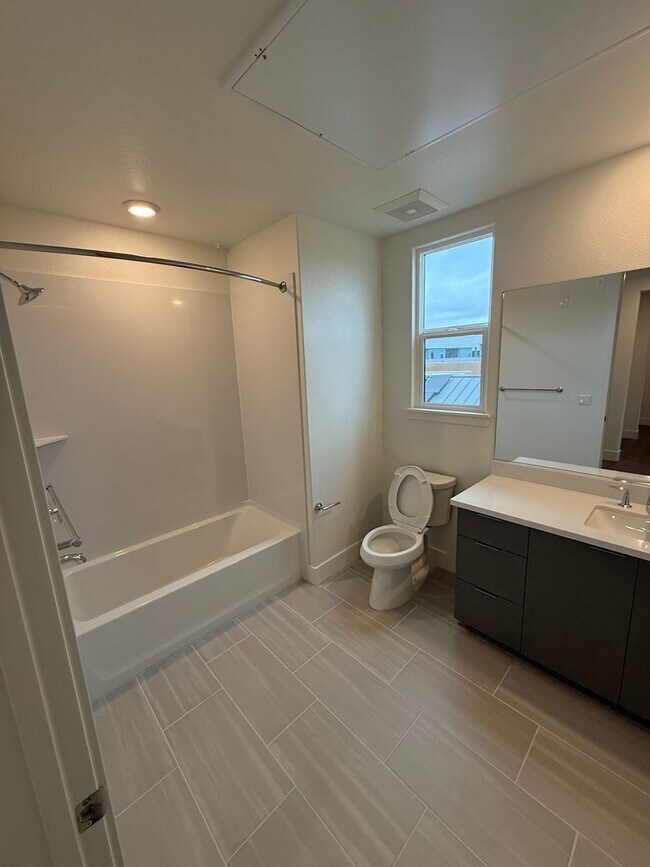 Building Photo - $4,800 / 3 BR – LUXURY TOP-FLOOR UNIT IN WARM SPRINGS WITH RESORT-STYLE AMENITIES