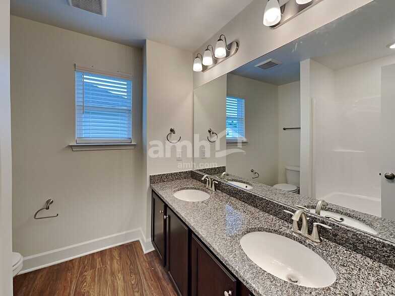 Building Photo - 3105 Esquire Dr