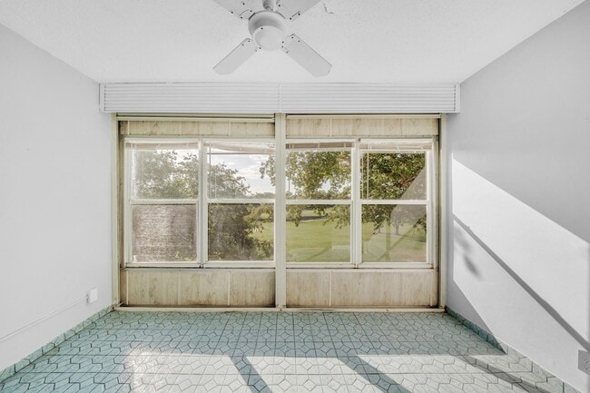Building Photo - 1035 Country Club Dr