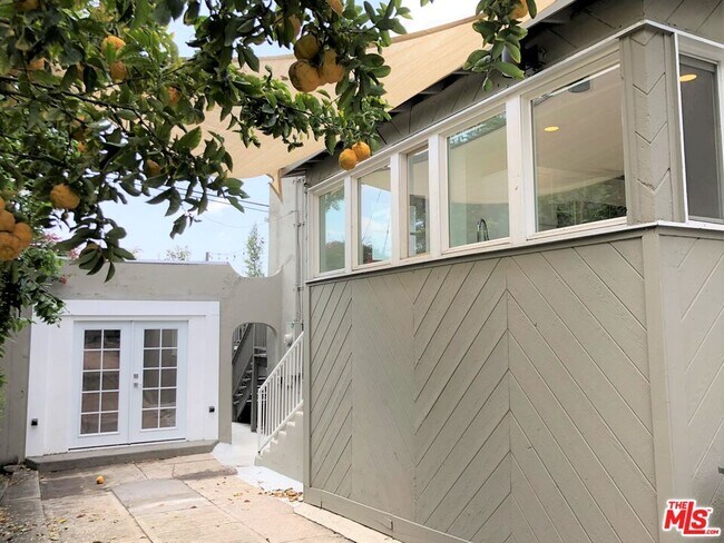 Building Photo - 8538 West Knoll Dr