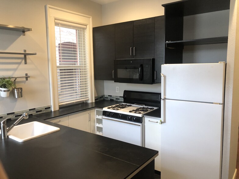 Kitchen (Gas Range) - 1369 North Ogden Street