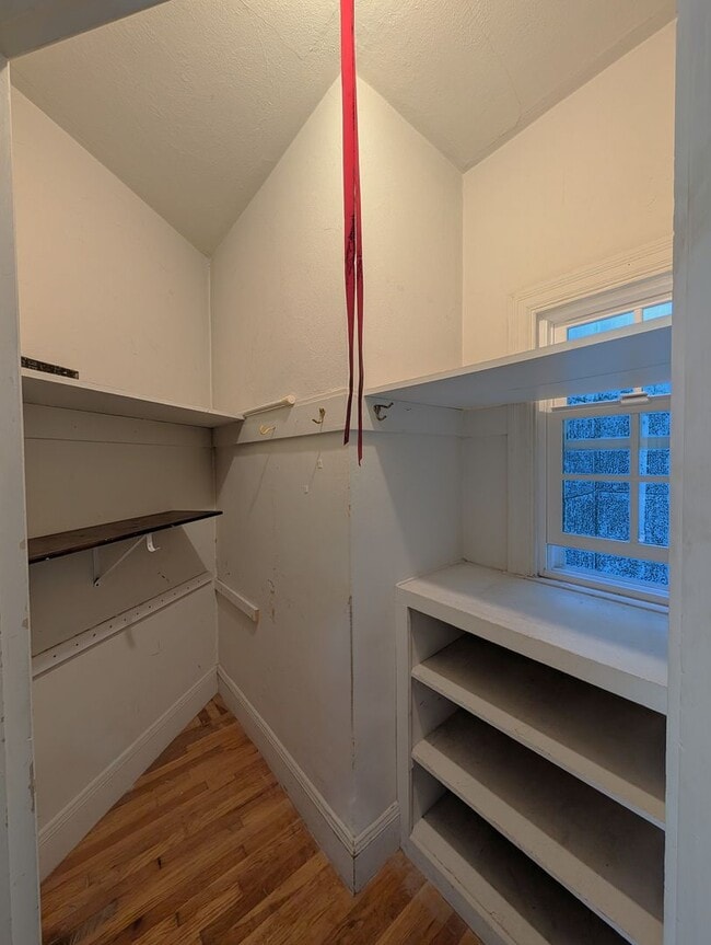 Building Photo - Spacious one-bedroom apartment with Harwoo...