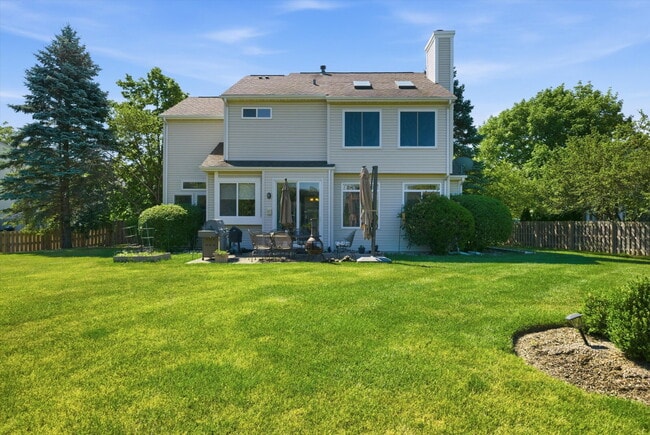 Building Photo - Stunning Mundelein Home on a Quiet Cul-de-Sac with Pond Views