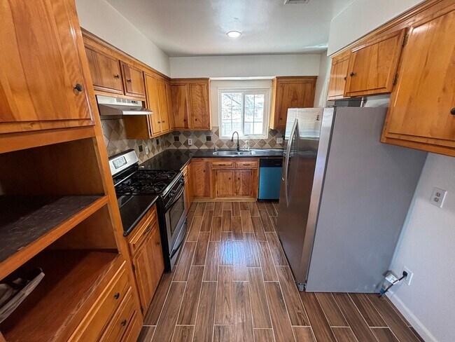 Building Photo - Beautiful 3-Bedroom Single-Story Home in Los Angeles!