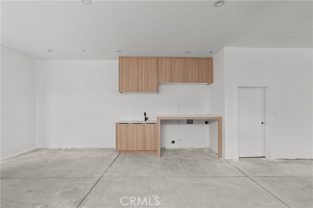 Building Photo - 13944 Vanowen St