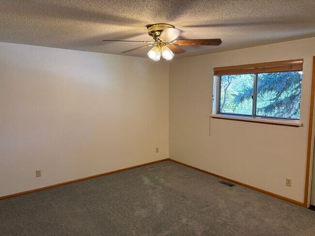 Building Photo - Riverfront home!!!! 3 Bedroom near downtow...