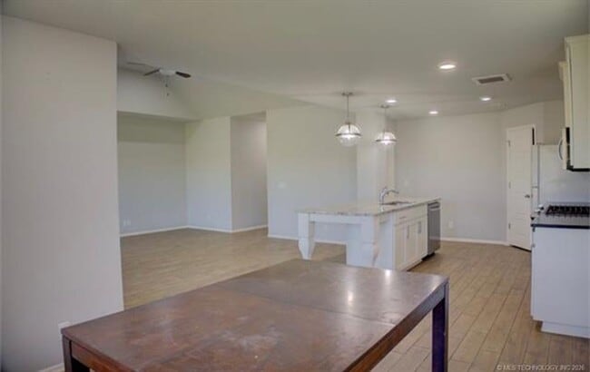 Building Photo - Welcome to this cozy home!