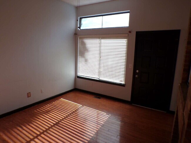 Building Photo - Wind Stream Condos - 3 Bedroom - 2 bathroo...