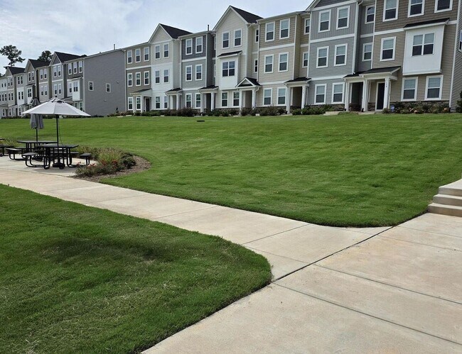 Building Photo - 3BR Like-New Townhome – GREAT PRICE - Community Pool/Playground