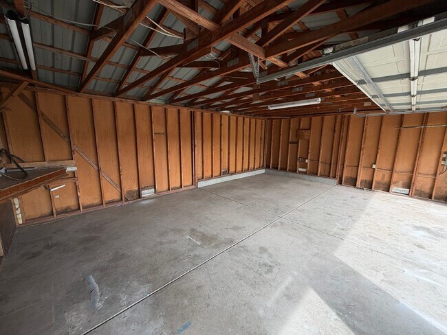 Building Photo - Secluded country home w/ 2-car garage