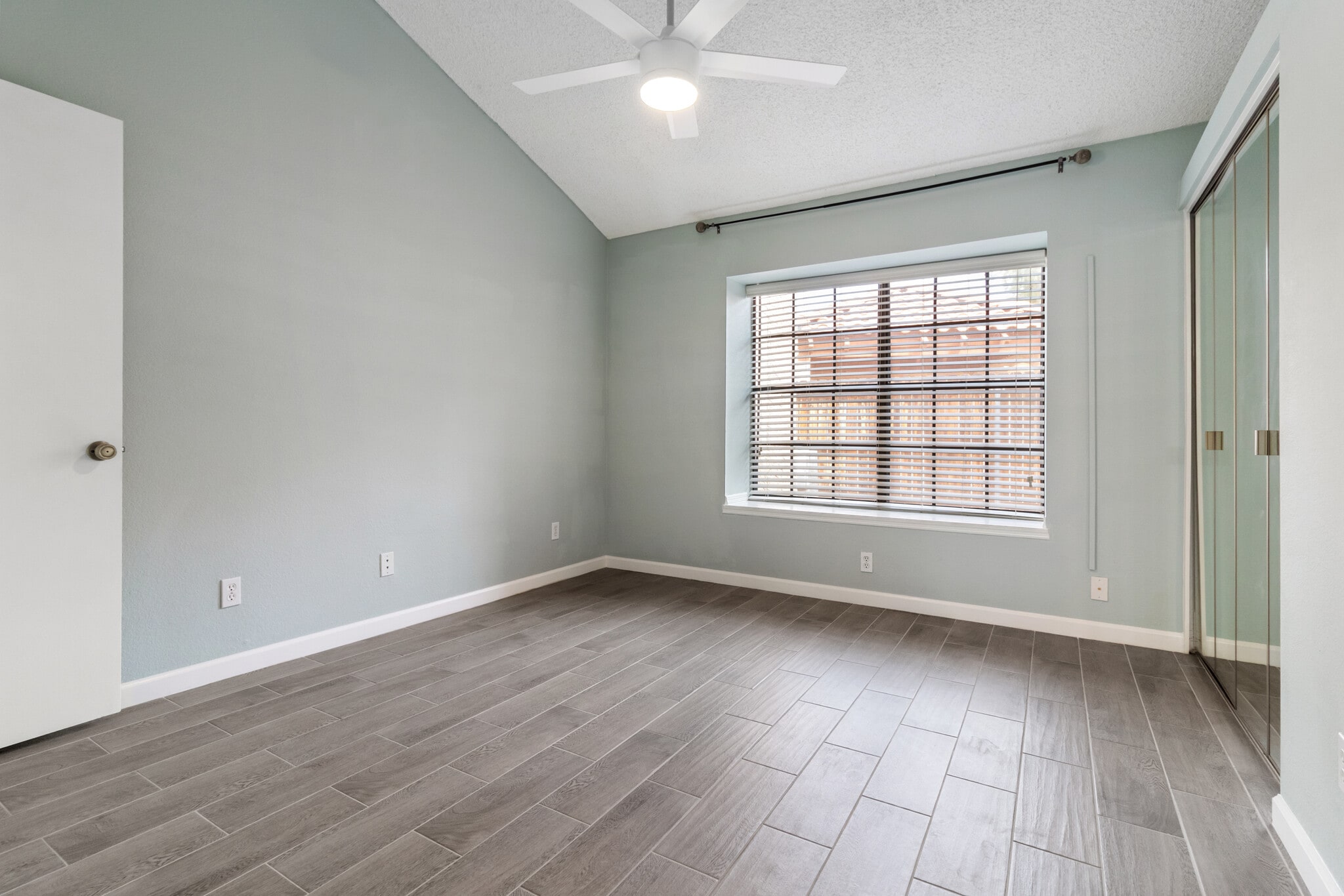 Building Photo - 4901 E Kelton Ln