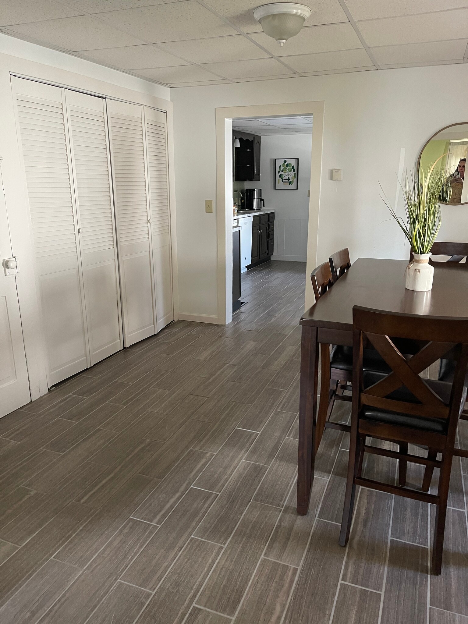 Laundry area behind bifold doors - 938 Vine St