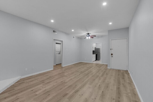 Building Photo - 9707 Richmond Ave.