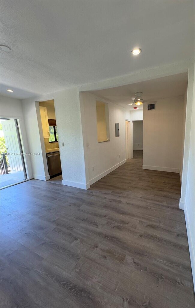 Building Photo - 560 NE 69th St