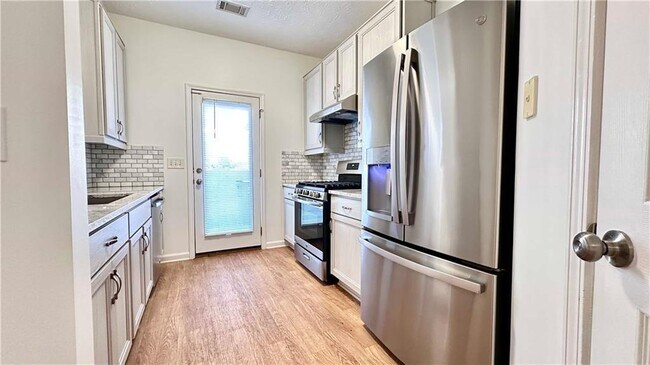 Building Photo - 6243 Shoreview Cir