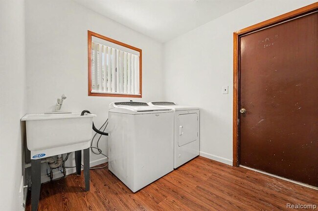 Building Photo - 35656 Saxony Dr
