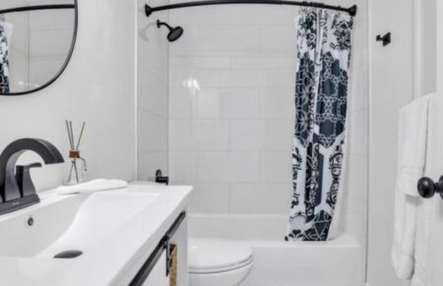 Full bath - 3001 NW 9th Ave