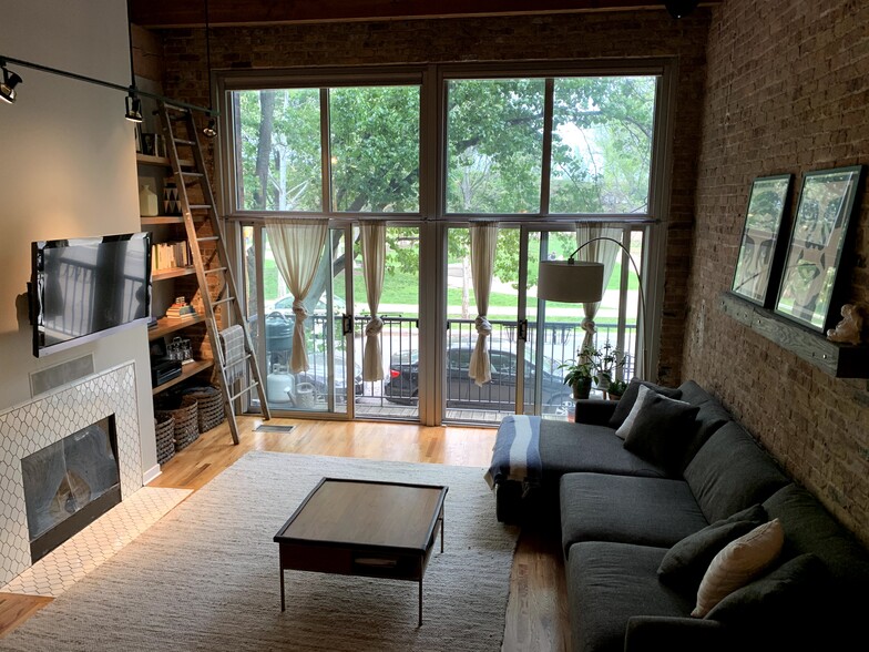 Living room - 2201 W Wabansia Ave