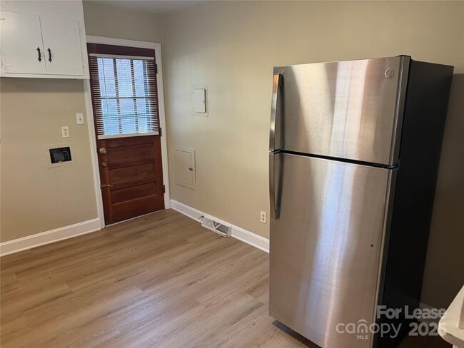 Building Photo - 3728 Dresden Dr E