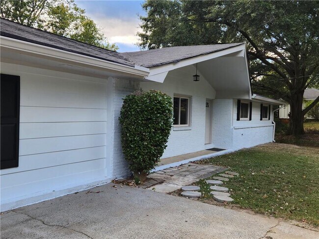 Building Photo - 171 Sarann Ct NW