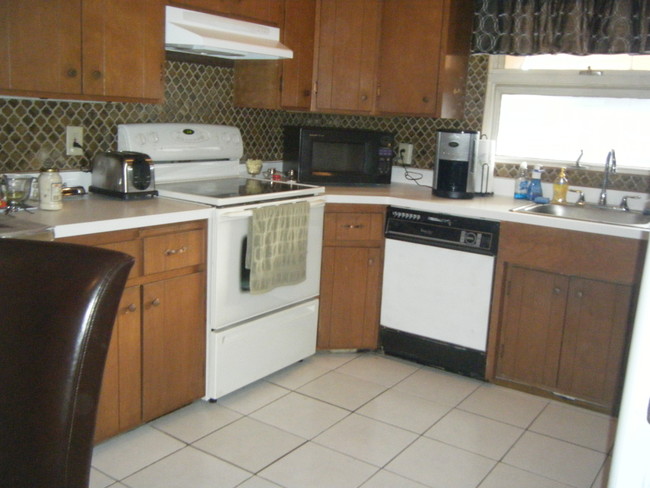 spacious kitchen - 2075 Kensington Ave