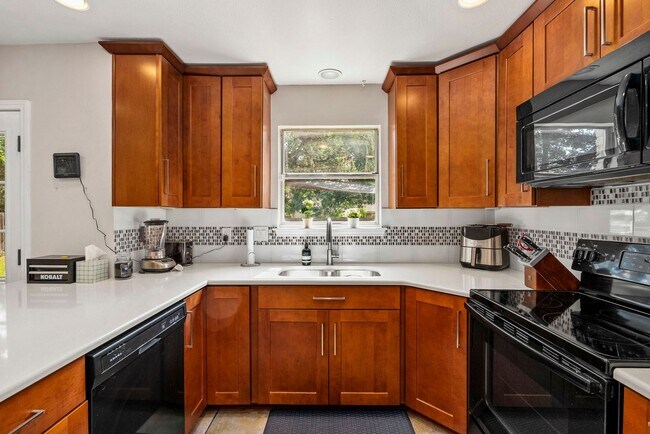 Building Photo - 3 Bedroom/2.5 Bath Northwest Park