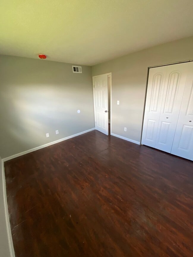 Building Photo - **Spacious 2 Bedroom | 1.5 Bath with Functional Layout**