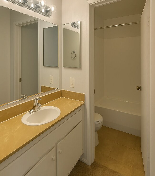 Building Photo - $500 MOVE IN SPECIAL!! One Bedroom Condo A...