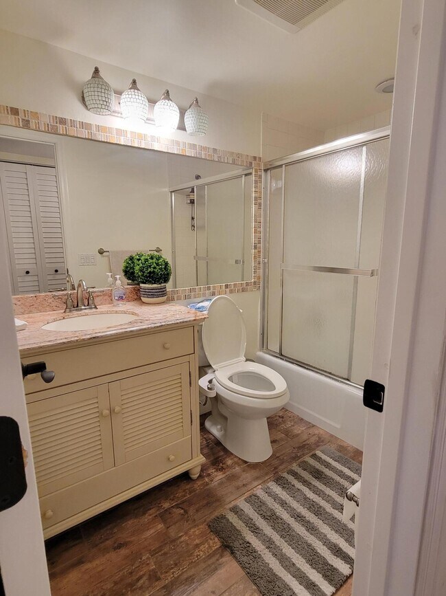 Building Photo - 1340 NE 28th Ave