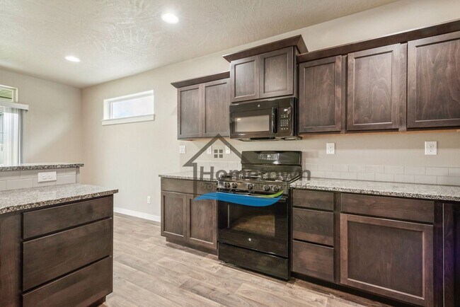 Building Photo - 3 Bedroom 2 Bath Home with 2-Car Attached ...
