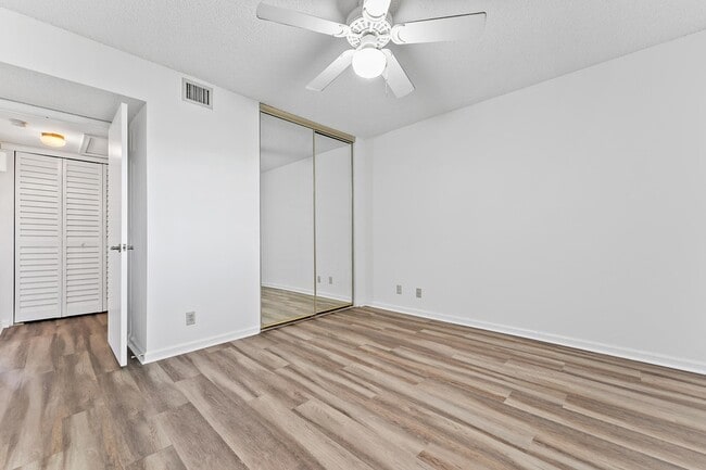 Building Photo - 700 Uno Lago Dr