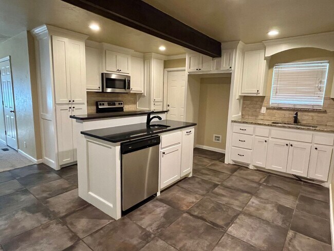 Building Photo - Super cute and updated 4 bed 2 bath home!!