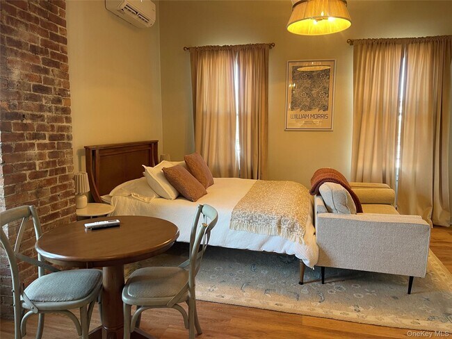 Building Photo - 1106 Main St