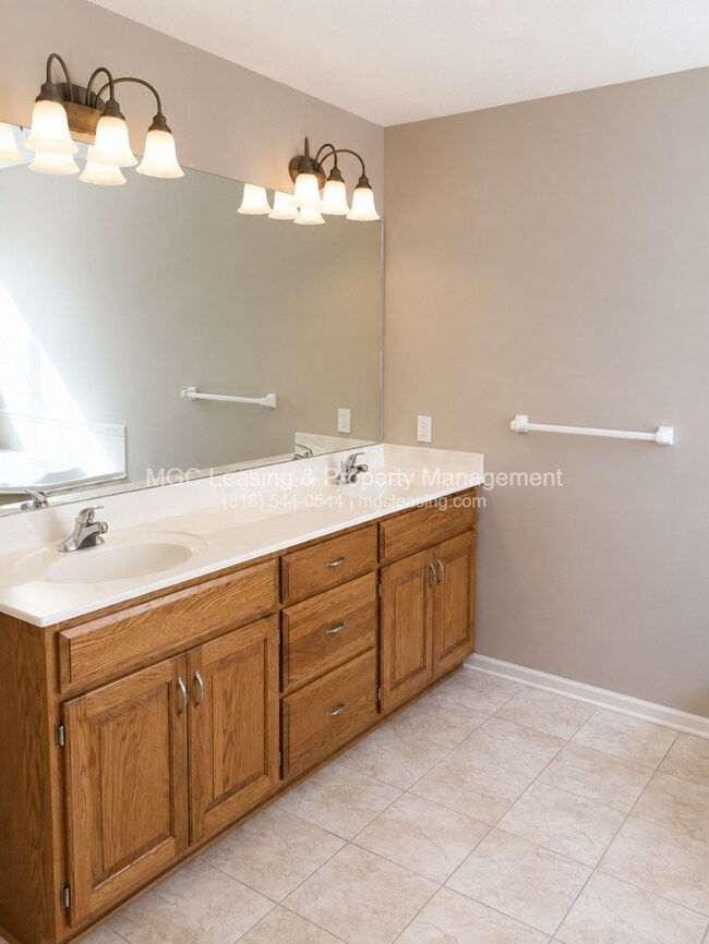 Building Photo - Stop scrolling—your dream home in Lee’s Summit is officially here!