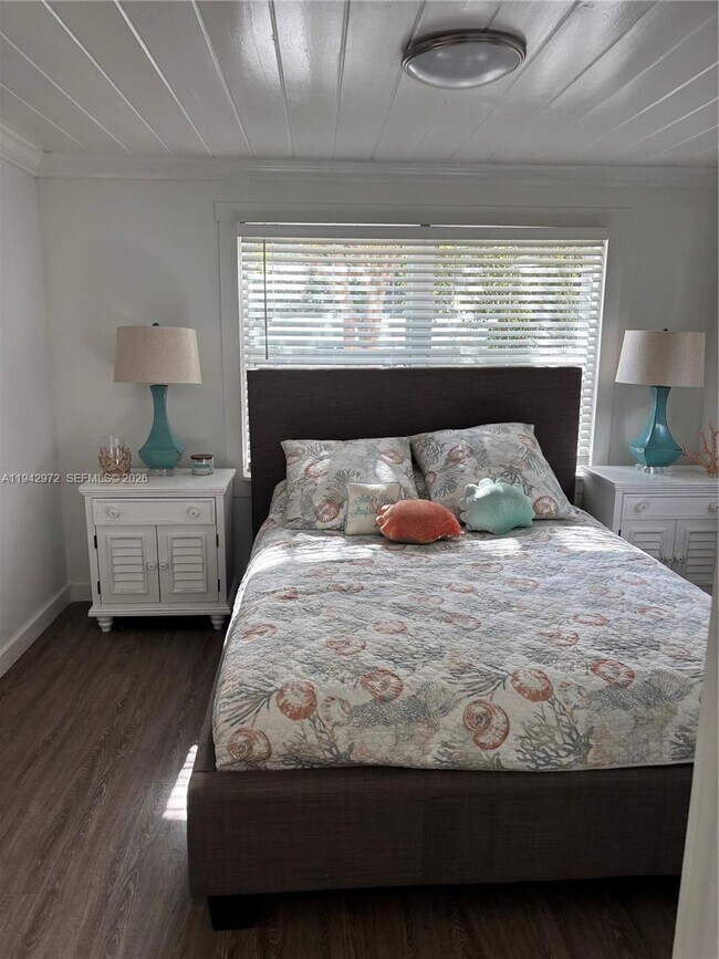 Building Photo - 124 S Bay Harbor Dr