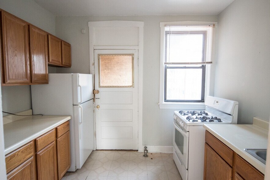 Building Photo - 627 W Cornelia Ave