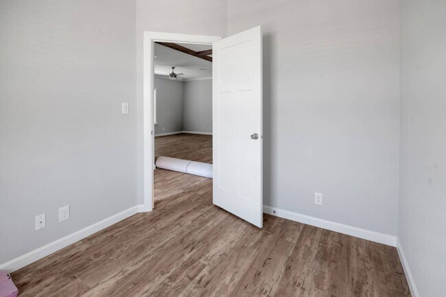 Building Photo - 1459 Whispering Pnes Lp